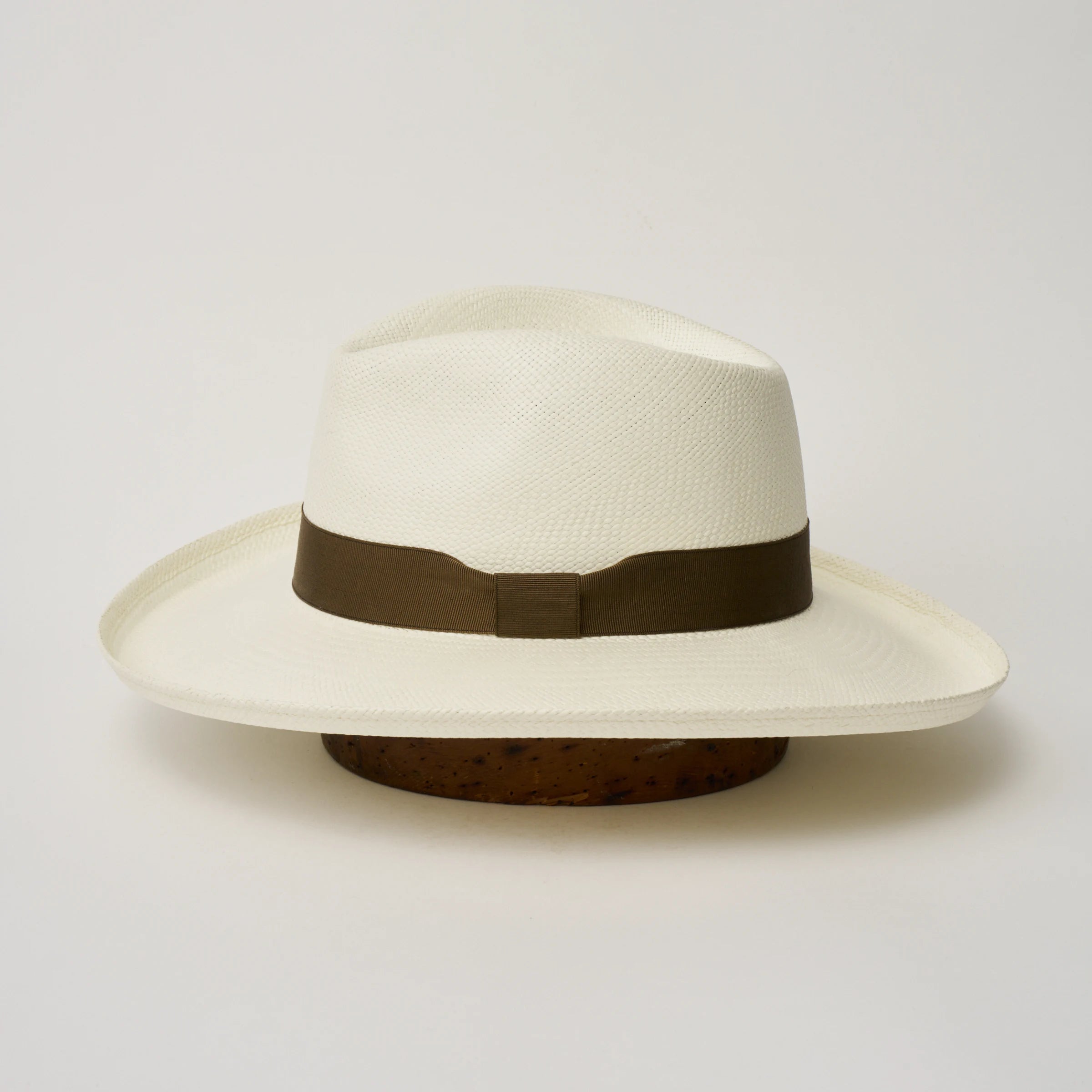 Studio image of the Camilo Grand Planter
Cream coloured Panama Hat with Fawn trim shown from the side, showing the brim shape and ribbon finish.