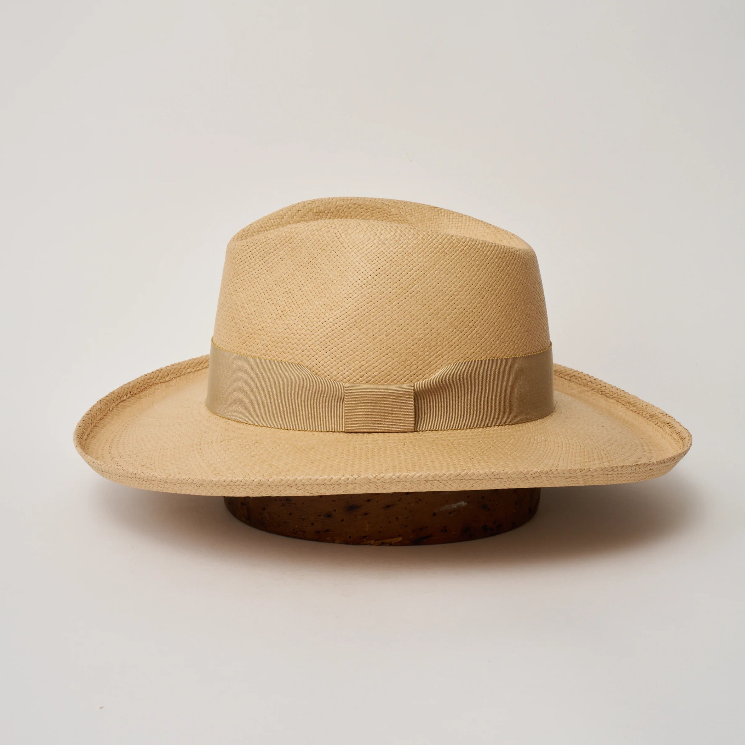 Studio image of the Camilo Grand Planter
Sand coloured Panama Hat with Camel trim shown from the side, showing the brim shape and ribbon finish.