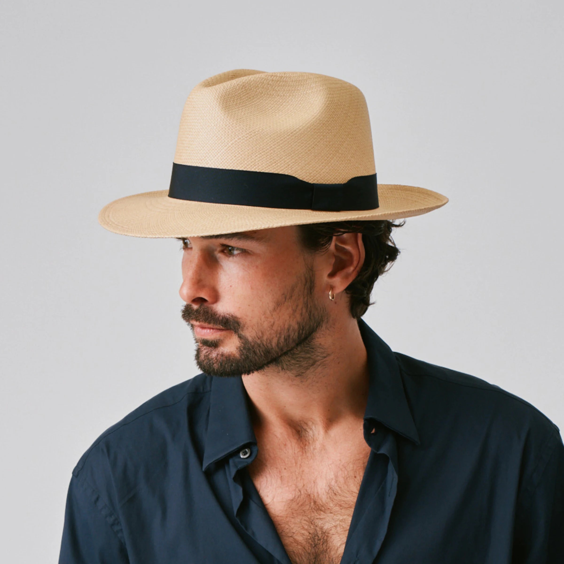 Man wearing a Camilo Classic Sand / Marine Panama hat against a plain background.
