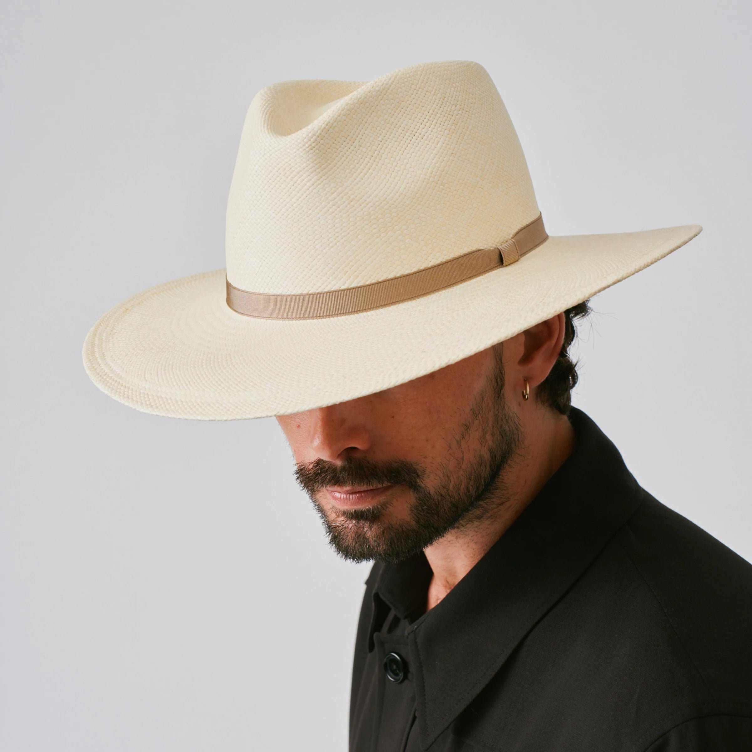 Man wearing a Oro Natural / Taupe Panama hat against a plain background.