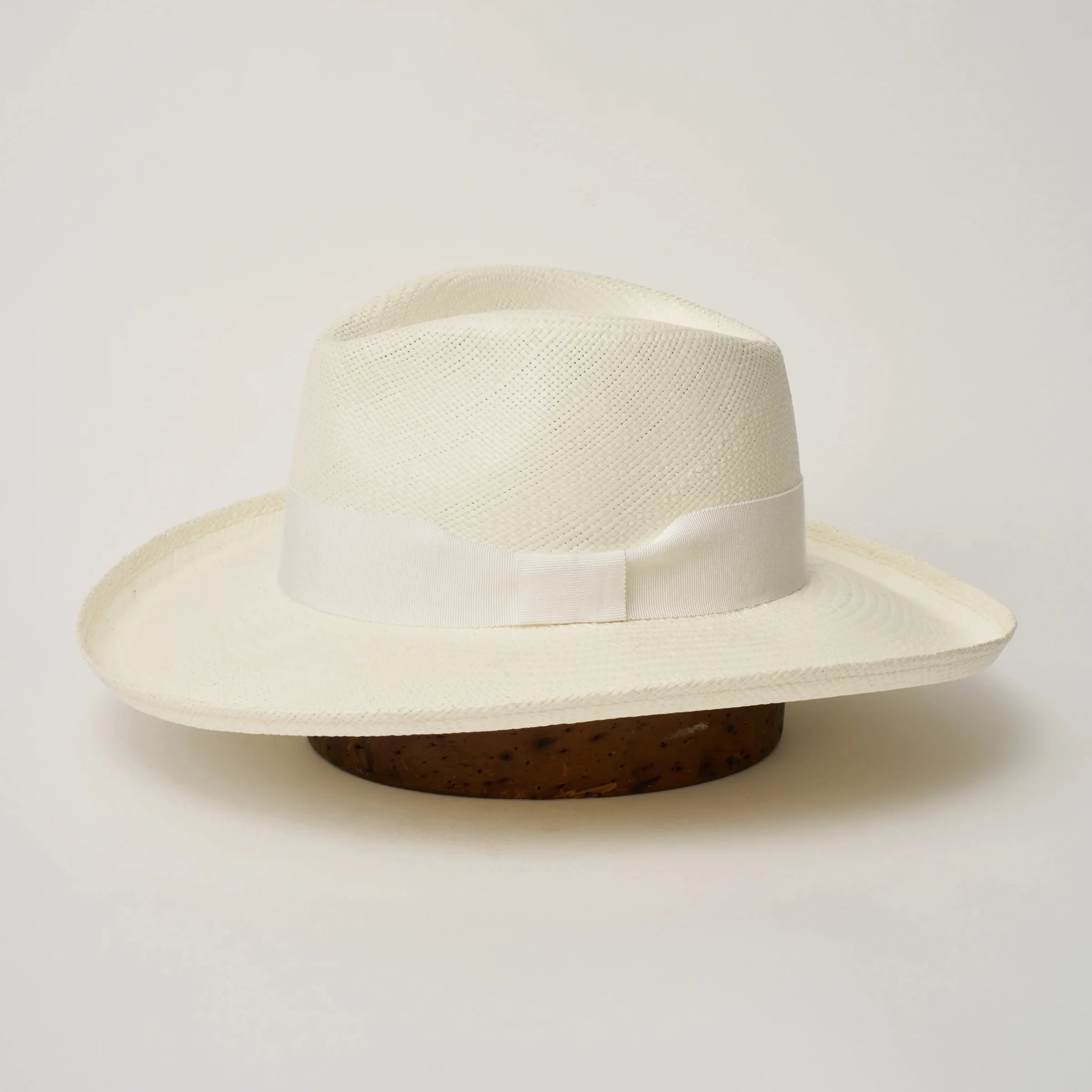 Studio image of the Camilo Grand Planter
Cream coloured Panama Hat with White trim shown from the side, showing the brim shape and ribbon finish.