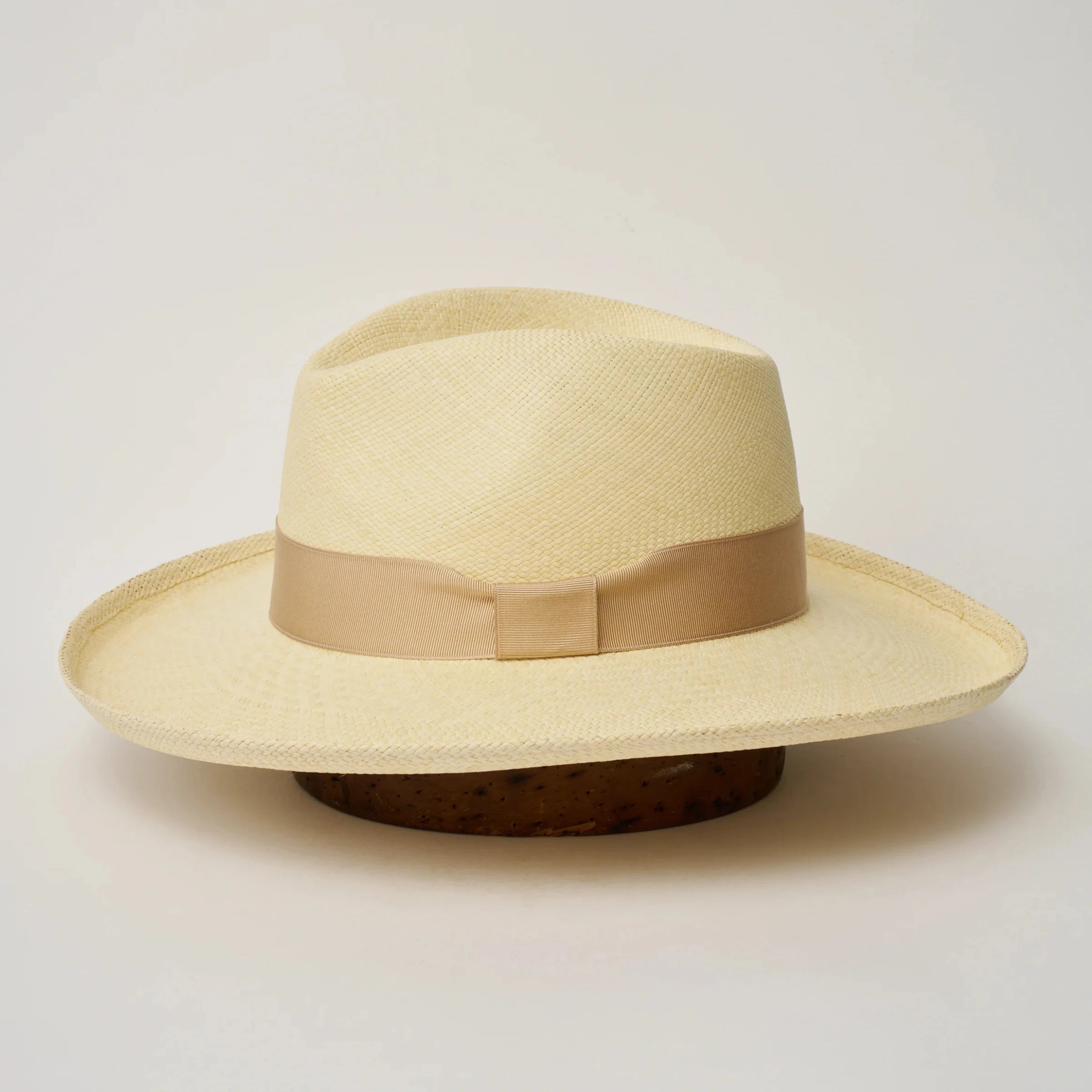 Studio image of the Camilo Grand Planter
Natural coloured Panama Hat with Bone trim shown from the side, showing the brim shape and ribbon finish.
